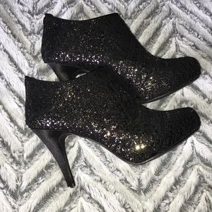 Black & Gold Heels 👠!!